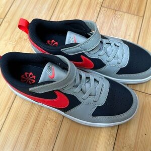nike boys 2Y court borough low sneaker like new gray red